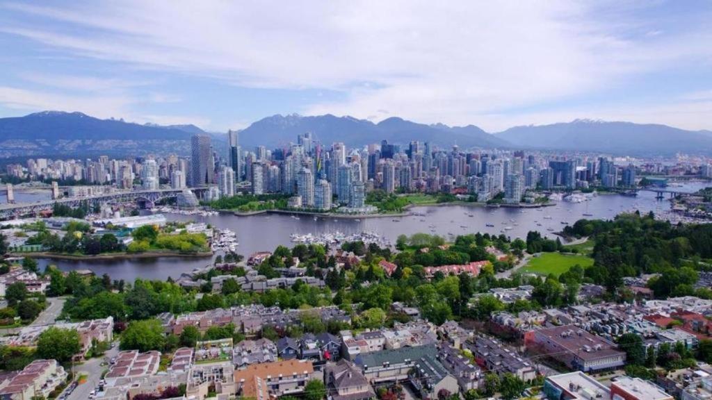 Billion Dollar Views In A Beautiful Fairview Slopes Heritage House Vancouver Exterior foto